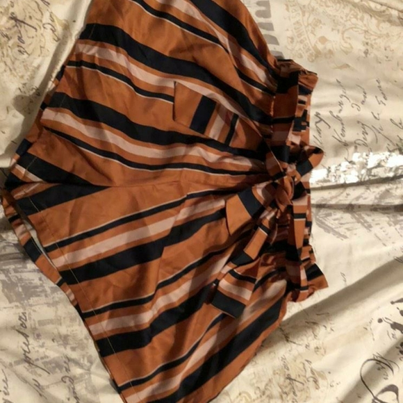 Paperbag waist belted shorts - Picture 2 of 2